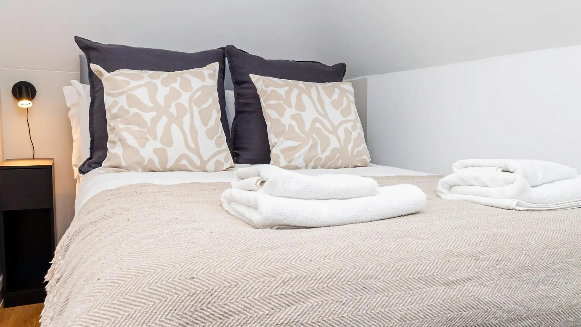 Contemporary 2-Bed Penthouse Central Stay Southampton Apartment