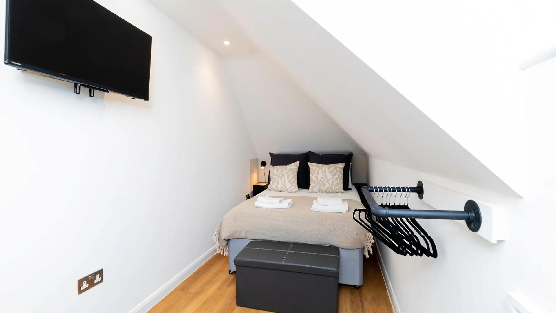 Contemporary 2-Bed Penthouse Central Stay Southampton Apartment