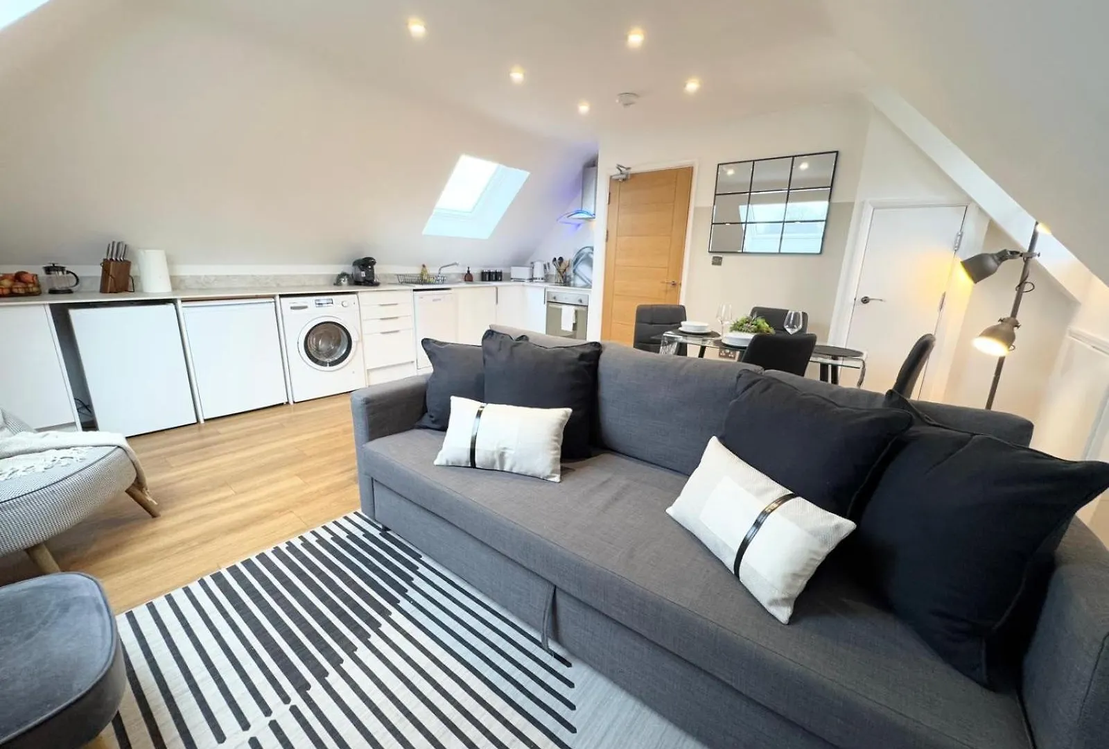 Contemporary 2-Bed Penthouse Central Stay Southampton Apartment