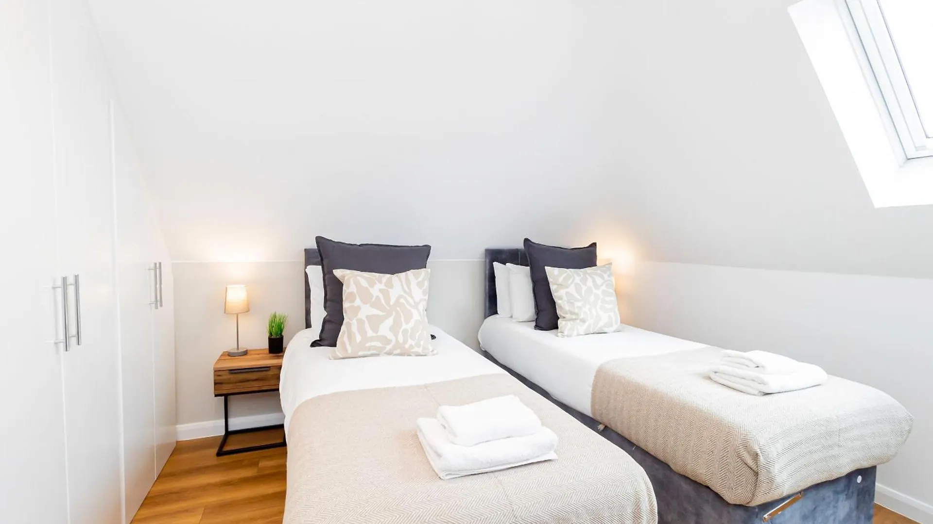Contemporary 2-Bed Penthouse Central Stay Southampton 0*,  Velká Británie